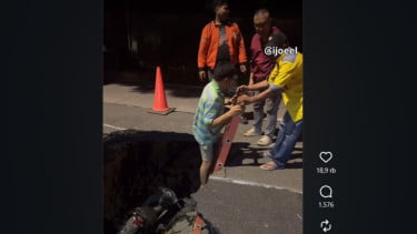Jalan Amblas di Lenteng Agung Makan Korban, Pemotor Terperosok hingga Ditarik Pakai Tangga