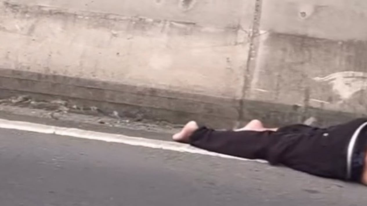 Pria Tewas Tergeletak di Ruas Tol Cawang, Polisi: Diduga Bunuh Diri
            - galeri foto