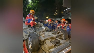 SUV Diduga Hilang Kendali dan Terguling di Tengah Jalan Setiabudi Bandung