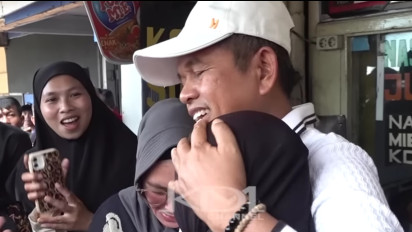 Netizen Salfok Cara Dedi Mulyadi Tenangkan Ibu -ibu PKL yang Menangis Gegara Kiosnya Dibongkar: Pakai Hati