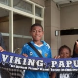 Pulang dari Papua, Gubernur Jabar Dedi Mulyadi Boyong Bocah Setempat untuk Sekolah di Akademi Persib Bandung