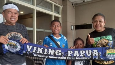 Pulang dari Papua, Gubernur Jabar Dedi Mulyadi Boyong Bocah Setempat untuk Sekolah di Akademi Persib Bandung