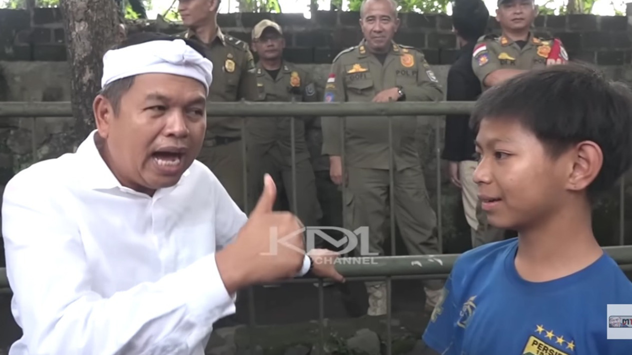 Dedi Mulyadi Panggil Remaja Penjual Rempeyek di Sukajadi, Langsung Borong Dagangan dan Janjikan Tabungan Rp5 Juta
            - galeri foto