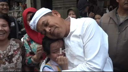 Seperti Ayah dan Anak, Dedi Mulyadi Peluk Siswi SD yang Menangis dan Beri Uang Jajan Rp200 Ribu