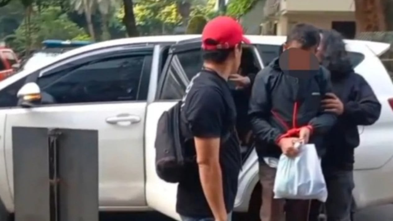 Viral Sopir Taksi Online Diduga Lakukan Perusakan Mobil di Tol JORR, Akhirnya Ditangkap
            - galeri foto