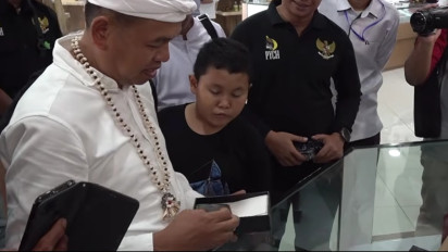 Selain Borong Dagangan UMKM, Dedi Mulyadi Langsung Kepincut HP Rakitan Anak Muda Papua