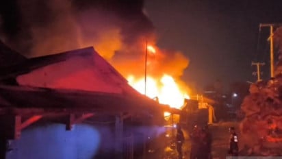 Gudang Limbah Plastik di Cikarang Bekasi Terbakar, Tiga Rumah Warga dan Satu Truk Ikut Hangus