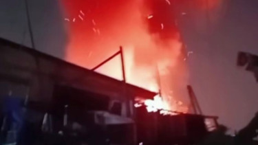 Kebakaran Rumah Dinas di Jatinegara, Sebelas Mobil Damkar Padamkan Api