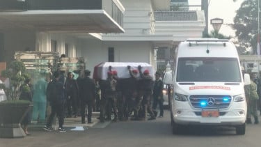 Jenazah Mantan Menhan Ryamizard Ryacudu Tiba di kantor Kementerian Pertahanan