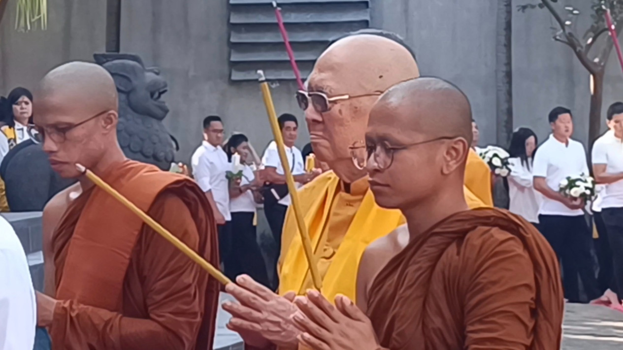 Ratusan Umat Buddha Ikuti Ritual Pradaksina pada Perayaan Waisak 2570 BE di Surabaya
            - galeri foto