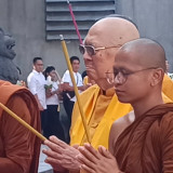 Ratusan Umat Buddha Ikuti Ritual Pradaksina pada Perayaan Waisak 2570 BE di Surabaya