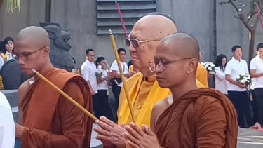 Ratusan Umat Buddha Ikuti Ritual Pradaksina pada Perayaan Waisak 2570 BE di Surabaya