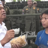 Dedi Mulyadi Salut dengan Remaja Penjual Rempeyek yang Tumbuh Tanpa Ayah: Hebat Kamu Nak