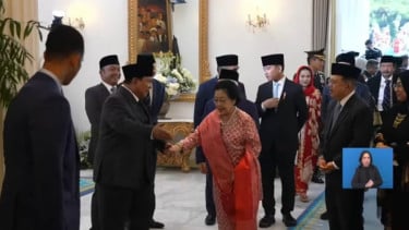 Momen Hangat di Hari Pancasila, Megawati Gandeng Tangan Prabowo