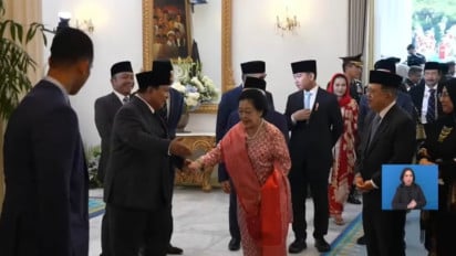 Momen Hangat di Hari Pancasila, Megawati Gandeng Tangan Prabowo