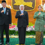Gubernur Khofifah Kukuhkan Kepala BKKBN Jatim, Tegaskan Pembangunan Keluarga Berkualitas dan Penurunan Stunting Jadi Fondasi Siapkan SDM Unggul