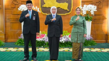 Gubernur Khofifah Kukuhkan Kepala BKKBN Jatim, Tegaskan Pembangunan Keluarga Berkualitas dan Penurunan Stunting Jadi Fondasi Siapkan SDM Unggul