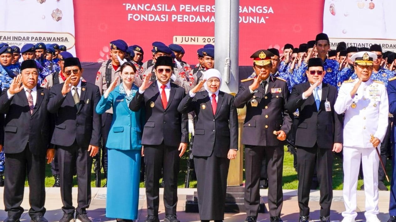 Gubernur Khofifah Pimpin Upacara Peringatan Hari Lahir Pancasila, Tekankan Nilai Pancasila Arah Pembangunan Jatim dan Jangkar Moral Bangsa
            - galeri foto
