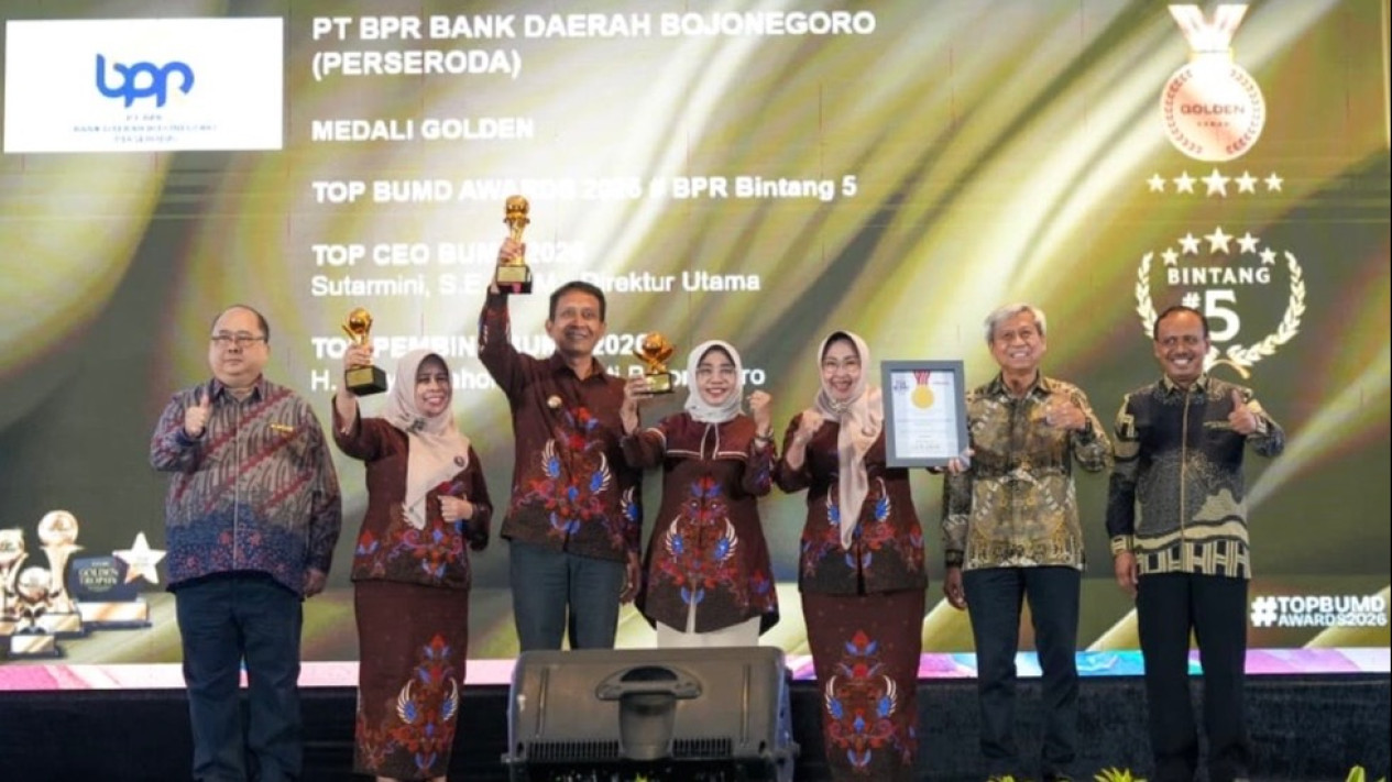 Dirut BPR Bank Daerah Bojonegoro Purna Tugas, Tinggalkan Pesan Integritas dan Anti Fraud
            - galeri foto