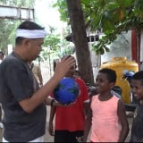 Betapa Senangnya Bocah-bocah Papua Tiba-tiba Dapat Rezeki dari Dedi Mulyadi untuk Beli Bola Baru
