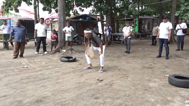 Main Bola Bersama Bocah Papua, KDM Jadi Penjaga Gawang: Kalau Masuk Aku Kasih Rp200 Ribu