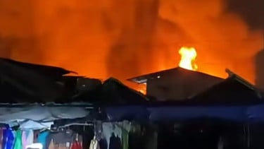 Kebakaran Hebat Landa Kawasan Padat Penduduk di Kemayoran, Damkar Jakarta Terjunkan 100 Personel