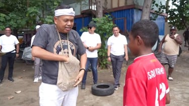 Dedi Mulyadi Jadi Kiper Dadakan, Tantang Anak-anak Papua Cetak Gol: Kalau Masuk Aku Kasih Rp200 Ribu