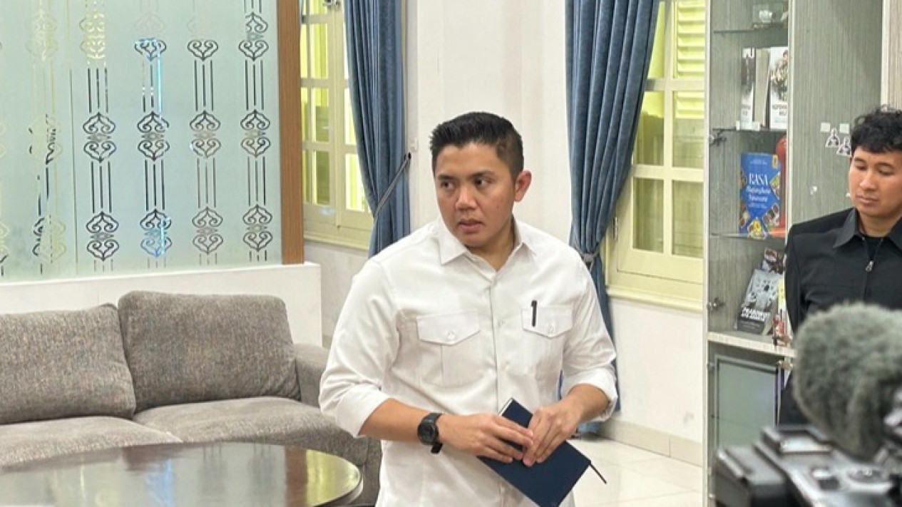 Seskab Teddy Ungkap Fakta Kunjungan Luar Negeri Prabowo: Biaya Tambahan Ditanggung Pribadi
            - galeri foto