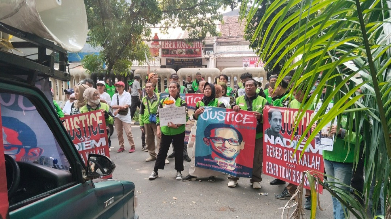 Nadiem Terharu Dapat Dukungan Dari Driver Gojek di Sidang Pleidoi
            - galeri foto