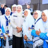 Gubernur Khofifah Sambut Kepulangan Jemaah Haji Kloter I di Asrama Haji Surabaya