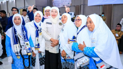Gubernur Khofifah Sambut Kepulangan Jemaah Haji Kloter I di Asrama Haji Surabaya