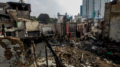 Lensa Berbicara: Tak Menyerah Setelah Rumah Ludes Imbas Kebakaran di Kebon Kosong, Warga Cari Harta Benda yang Tertimbun