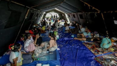 Lensa Berbicara: Potret Harapan di Balik Tenda Pengungsian Pascakebakaran Kebon Kosong