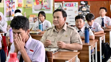 Presiden Prabowo Ikut Santap MBG di SMPN 111 Jakarta, Cek Langsung Menu yang Dinikmati Siswa