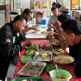Curhat Pekerja Saat Rupiah Tembus Rp17.855 per Dolar AS: Makan Siang Makin Mahal, Gaji Tetap Segini