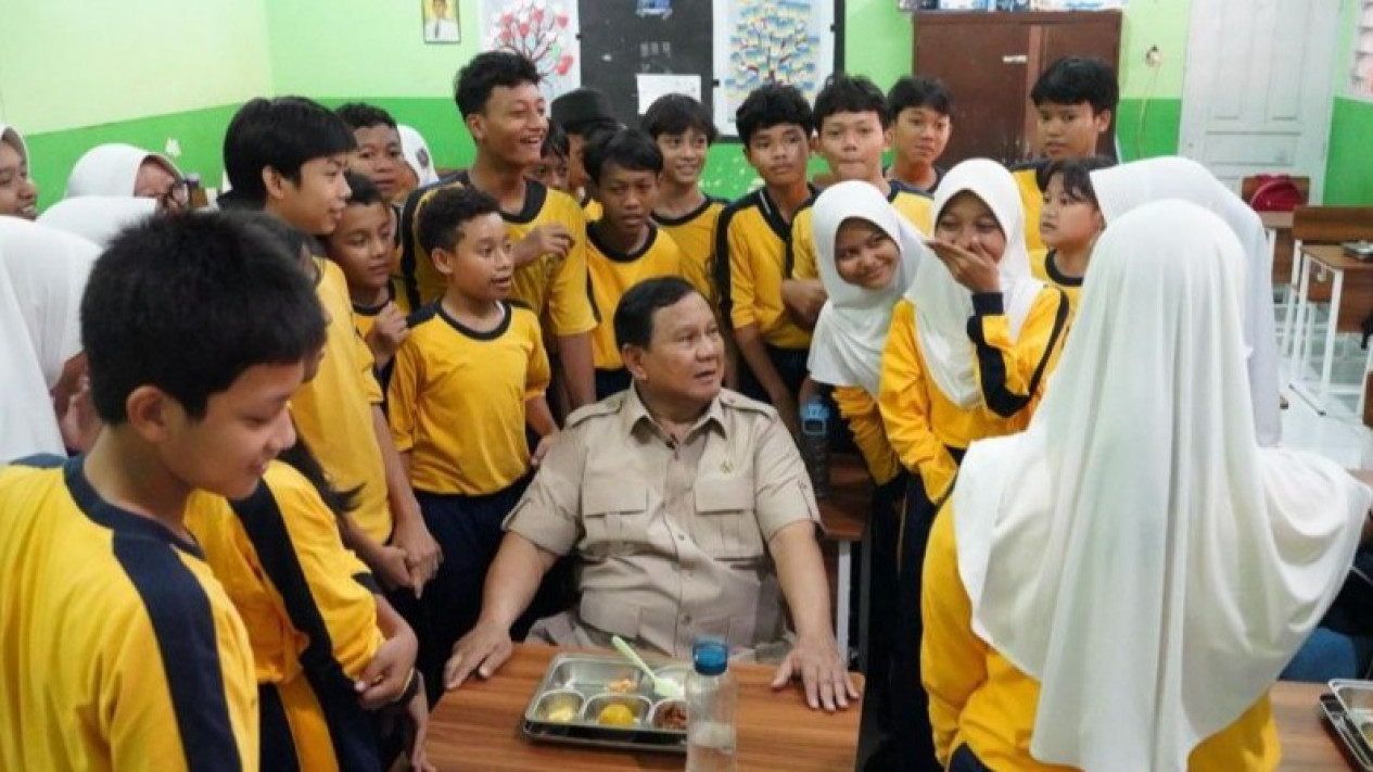 Momen Prabowo Tinjau MBG di Jakarta: Dari Mimpi Masuk Piala Dunia Hingga Bocah SMP yang Ingin Jadi RI 1
            - galeri foto