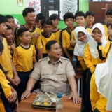 Momen Prabowo Tinjau MBG di Jakarta: Dari Mimpi Masuk Piala Dunia Hingga Bocah SMP yang Ingin Jadi RI 1