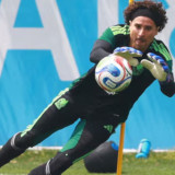 Kiper Meksiko Guillermo Ochoa Bergabung dengan Lionel Messi dan Cristiano Ronaldo yang Masih Bermain di Piala Dunia 2026