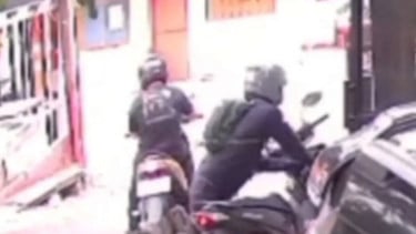 Beraksi di Siang Bolong, Dua Maling Motor Bersenjata Api Todong Pemilik Rumah di Jakarta Timur