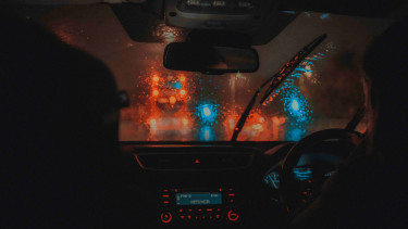 Jangan Diabaikan, Ini 4 Alasan Lampu Kabin Mobil Sebaiknya Dimatikan Saat Berkendara Malam Hari