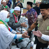 Tangis dan Sujud Syukur Warnai Kedatangan Jemaah Haji Kloter Pertama asal Jawa Tengah