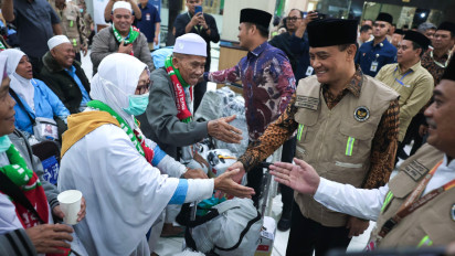 Tangis dan Sujud Syukur Warnai Kedatangan Jemaah Haji Kloter Pertama asal Jawa Tengah