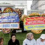 Karangan Bunga Berjajar di Depan Kantor BGN, Ada Yang Terima Kasih ke Presiden Soal Pencopotan Dadan Hindayana