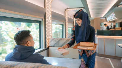 Ada Layanan Dining Car di Kereta Cepat Whoosh yang Dihadirkan KAI Services