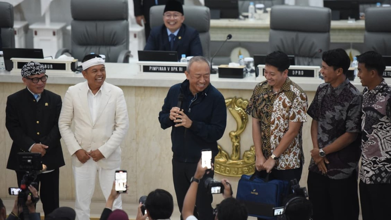 KDM Sampai Jual Sapi, Persib Bandung Terima Kadedeuh Rp1 Miliar
            - galeri foto