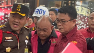Kejagung Tahan Eks Kepala BGN Dadan Hindayana, Tampil Pakai Rompi Tahanan dan Tangan Diborgol