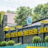 Mahasiswa Ramai-ramai Teriak saat Ayah Pelaku Ciuman Sesama Jenis di PNJ Sujud Minta Maaf: Gak Usah Pak!