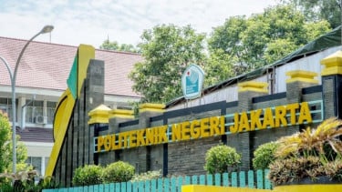 Mahasiswa Ramai-ramai Teriak saat Ayah Pelaku Ciuman Sesama Jenis di PNJ Sujud Minta Maaf: Gak Usah Pak!