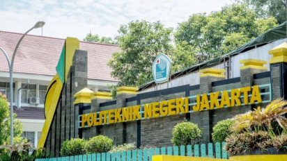 Mahasiswa Ramai-ramai Teriak saat Ayah Pelaku Ciuman Sesama Jenis di PNJ Sujud Minta Maaf: Gak Usah Pak!