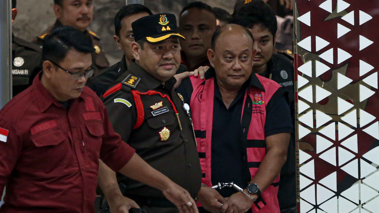 Lensa Berbicara: Potret Eks Kepala BGN dan Dua Mantan Wakilnya Kenakan Rompi Pink
            - galeri foto